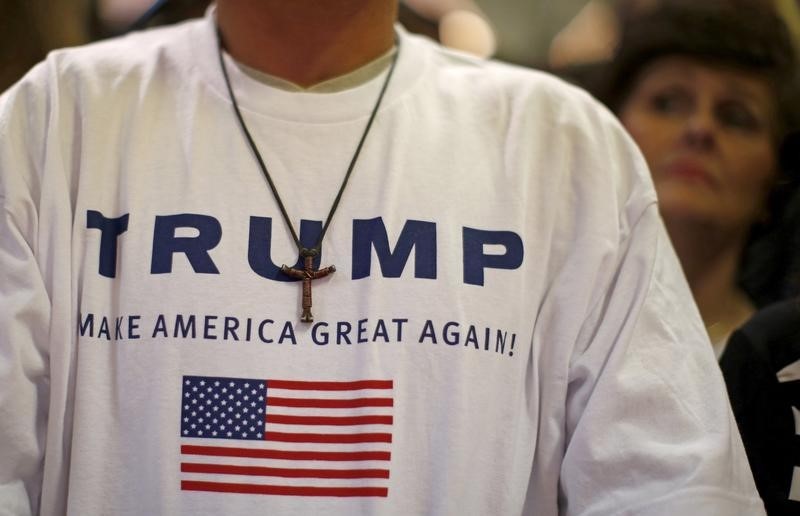 © Reuters. Supporters of U.S. Republican presidential candidate Donald Trump attend a campaign event in Waterloo