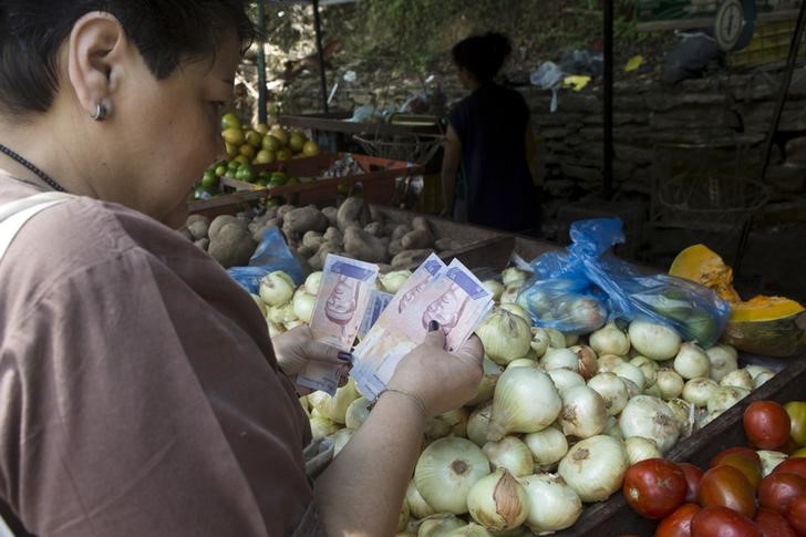 © Reuters. مادورو: معدل التضخم في فنزويلا قد يصل الي 80 بالمئة هذا العام