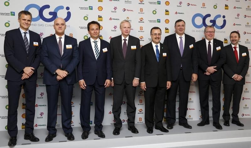 © Reuters. Oil and gas industry leaders pose for a family photo before the Oil and Gas Climate Initiative summit in Paris
