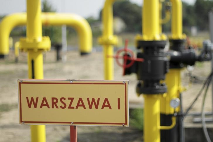 © Reuters. Указатель с надписью "Warsaw" ("Варшава") на газораспределительной станции Gaz-System в Польше
