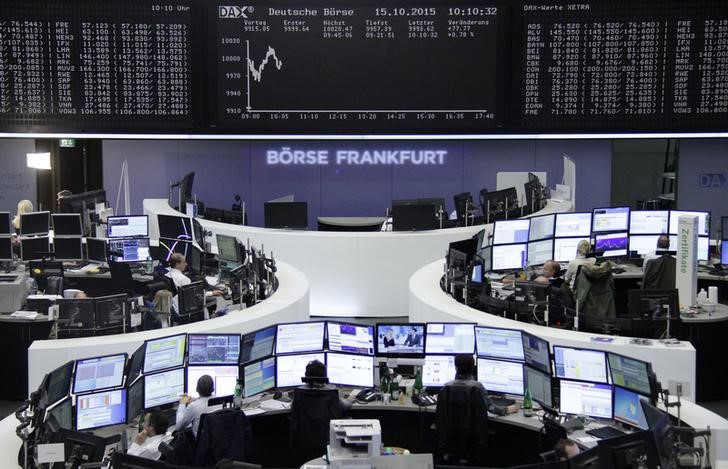 © Reuters. Traders work at screens in front of DAX board at the stock exchange in Frankfurt