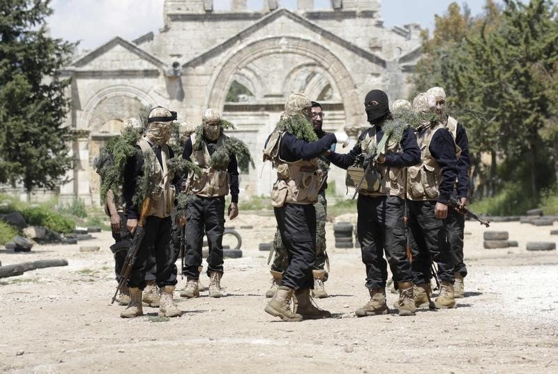 © Reuters. مصدر: الجيش السوري وحزب الله ومقاتلون إيرانيون يشنون هجوما كبيرا بحلب