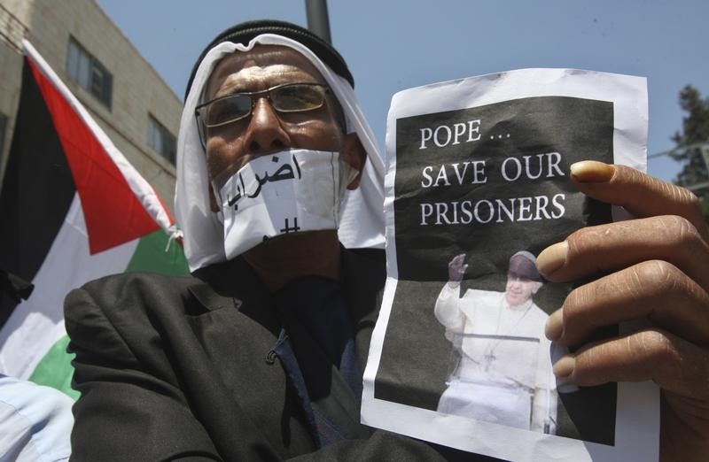 © Reuters. الفلسطينيون يطالبون بلجنة تحقيق دولية في أوضاع المعتقلين بسجون اسرائيل
