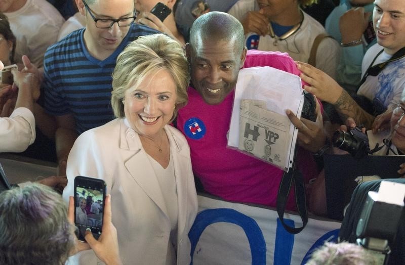 © Reuters. Democratic U.S. presidential candidate Clinton greets supporters after a "Latinos for Hillary" rally in San Antonio