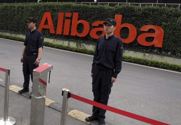 © Reuters. Guards stand near an entrance to Alibaba's headquarters in Hangzhou