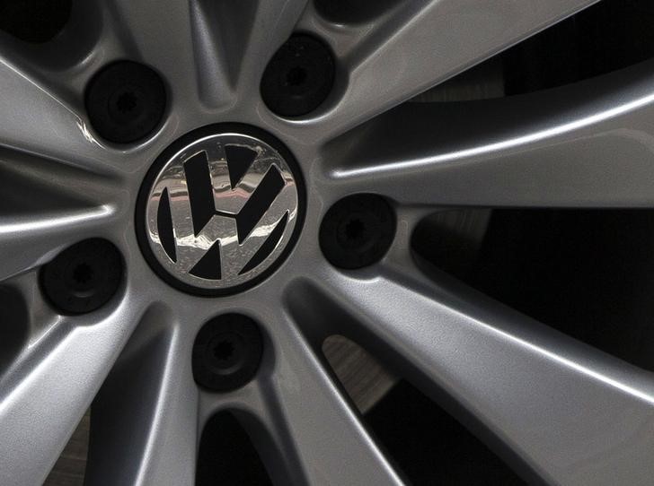 © Reuters. The manufacturer's badge is displayed on a VW car in London, Britain