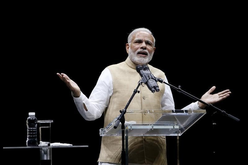 © Reuters. Indian Prime Minister Narendra Modi addresses the crowd during a community reception in San Jose, California