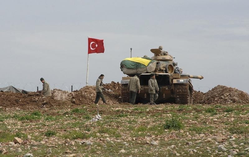 © Reuters. Tanque e soldados turcos próximo a cidade de Esme, na fronteira entre Turquia e Síria