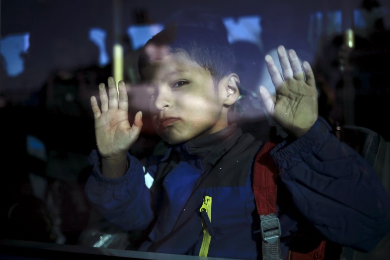 © Reuters. Menino imigrante após desembarque na ilha grega de Lesbos