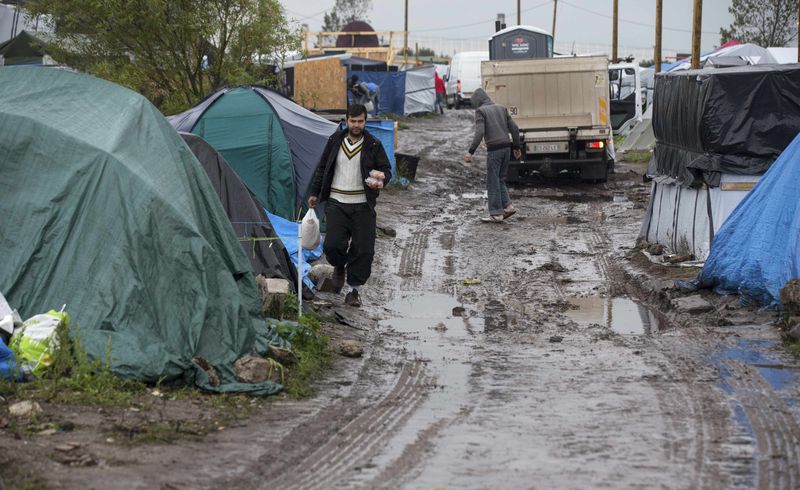 © Reuters. EXPLOSION DU NOMBRE DE MIGRANTS DANS LA "JUNGLE" DE CALAIS