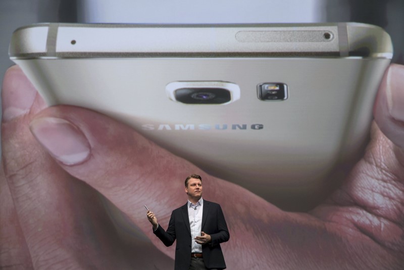 © Reuters. Samsung y Thomson Reuters anuncian un acuerdo para productos y servicios