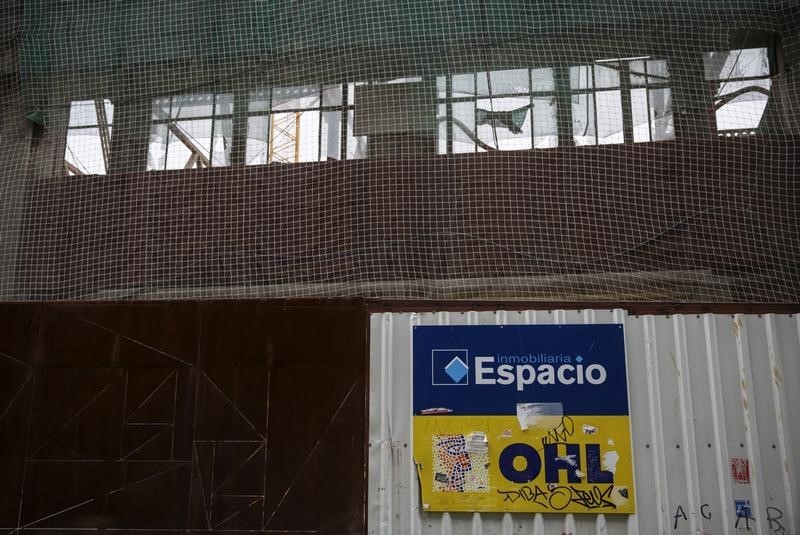© Reuters. Villar Mir no acudirá a opa de Abertis, Caixa y CVC venderán títulos