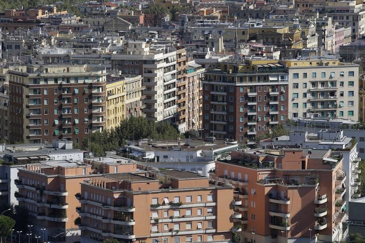 © Reuters. Buildings are seen in Rome