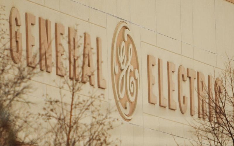 © Reuters. Логотип General Electric Co. на здании закрытого завода в Линне, Массачусетс