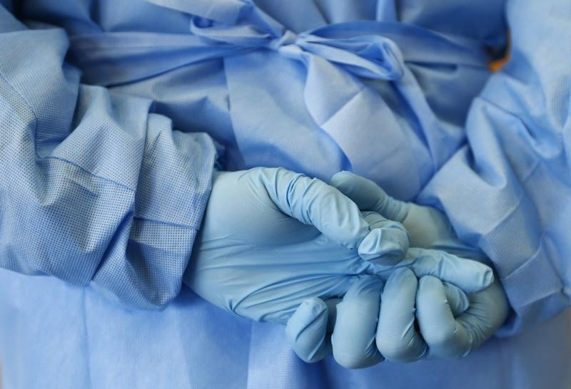 © Reuters. El personal hospitalario a menudo transfiere gérmenes al quitarse guantes y trajes