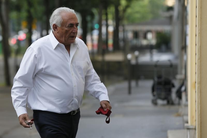 © Reuters. Former IMF head Dominique Strauss-Kahn holds keys and a tie as he walks towards his apartment in Paris