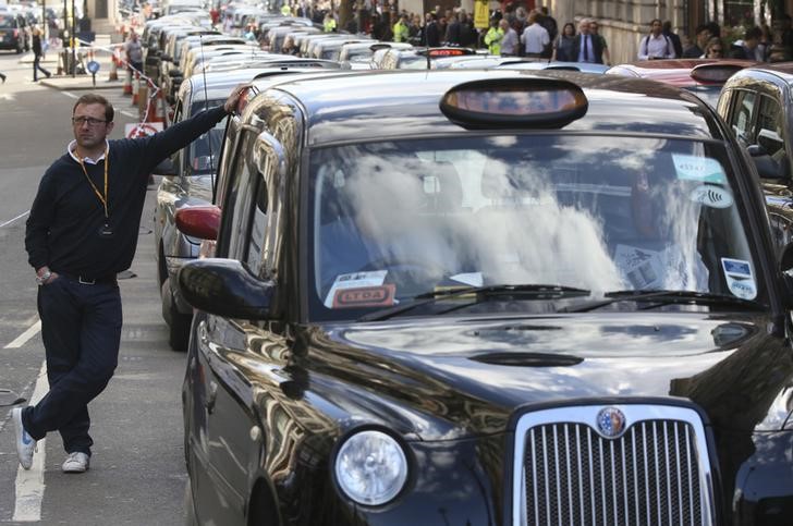 © Reuters. Motorista de táxi durante protesto contra o Uber em Londres