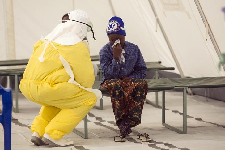 © Reuters. Médico ao lado de paciente contaminada pelo Ebola em Koidu, em Serra Leoa