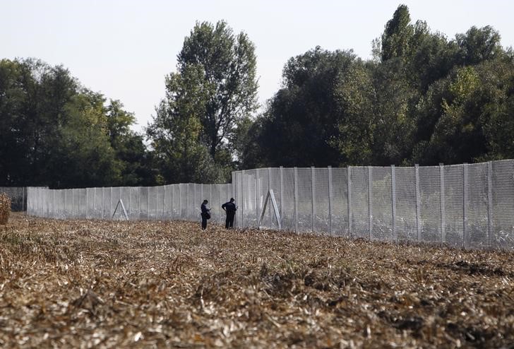 © Reuters. Cerca construída por Exército da Hungria na fronteira com a Croácia perto de Zakany