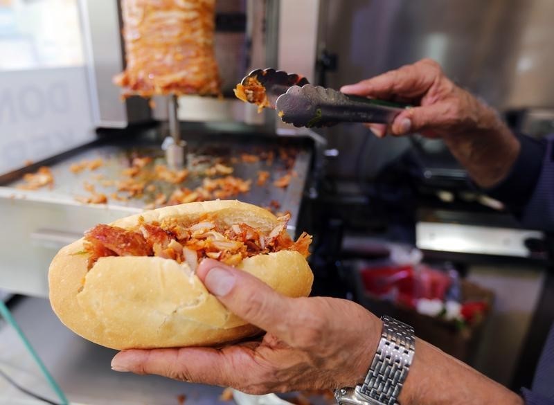 © Reuters. Los supervivientes oncológicos a menudo comen mal 