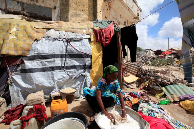 © Reuters. L'AFRIQUE COMPTE 100 MILLIONS DE PAUVRES EN PLUS DEPUIS 1990