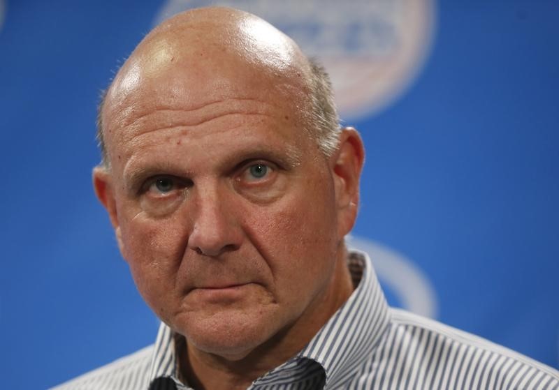 © Reuters.  Ballmer speaks at a news conference after being introduced at a fan event at the Staples Center in Los Angeles