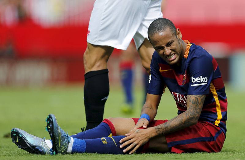 © Reuters. Barcelona's Neymar sits on the pitch during their Spanish first division soccer match against Sevilla at Ramon Sanchez Pizjuan stadium in Seville