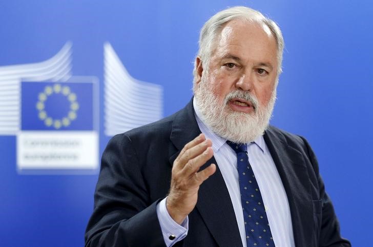 © Reuters. EU Climate Action and Energy Commissioner Canete addresses a news conference in Brussels