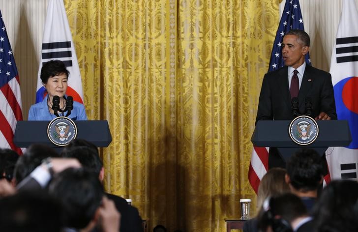 © Reuters. U.S. President Obama and South Korea's President Park hold joint news conference in the East Room of the White House in Washington 