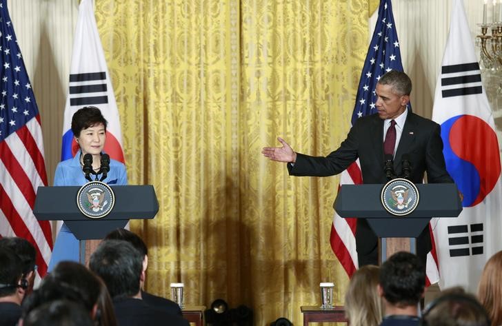 © Reuters. أوباما وباك يتفقان على ضرورة إظهار بيونجيانج جديتها إزاء نزع السلاح النووي 