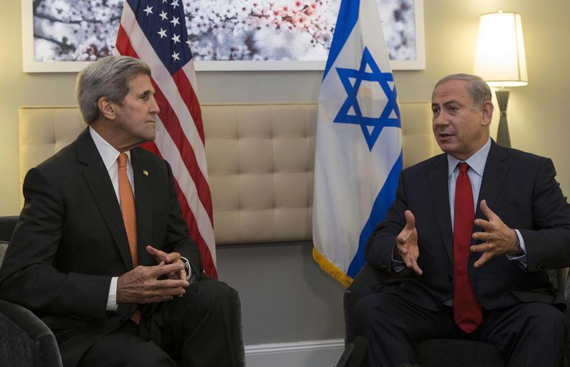 © Reuters. U.S. Secretary of State Kerry speaks with Israeli Prime Minister Netanyahu during a meeting in New York