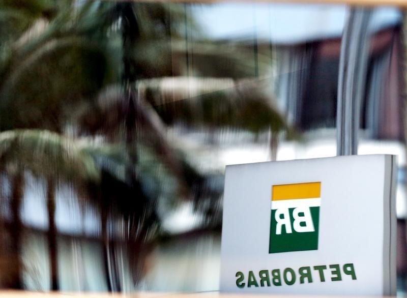 © Reuters. The Petrobras logo is reflected in the window of the company's headquarters in Sao Paulo