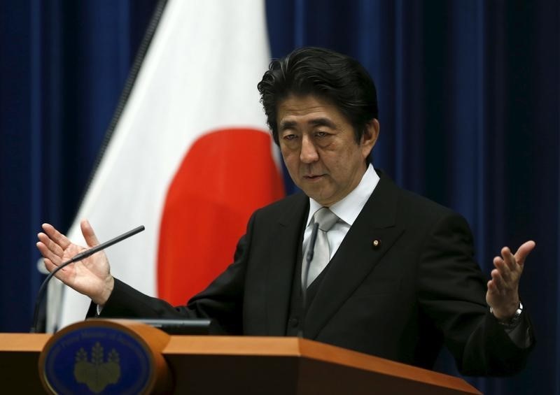 © Reuters. Japan's Prime Minister Abe speaks during a news conference at his official residence in Tokyo