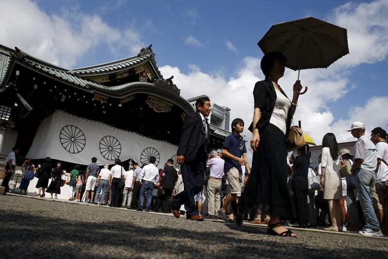 © Reuters. People line up to pray at Yasukuni Shrine on the anniversary of Japan's surrender in World War Two in Tokyo