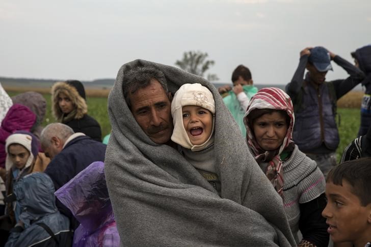 © Reuters. وصول أول مهاجرين إلى سلوفينيا بعد اغلاق المجر حدودها مع كرواتيا