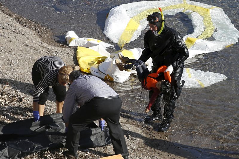 © Reuters. غرق امرأة وثلاثة أطفال قبالة جزيرة يونانية والبحث جار عن رابع