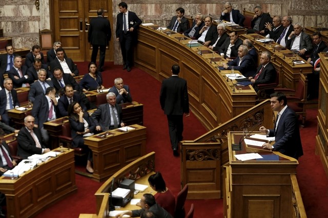 © Reuters. Parlamento griego aprueba proyecto de ley antes de la revisión de su rescate
