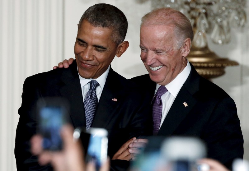 © Reuters. Obama and Biden participate in a reception for the 25th anniversary of the White House Initiative on Educational Excellence for Hispanics at the White House in Washington