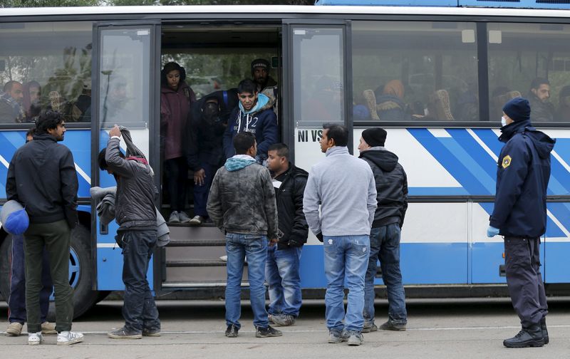 © Reuters. Croacia desvía inmigrantes a Eslovenia tras cierre de frontera de Hungría