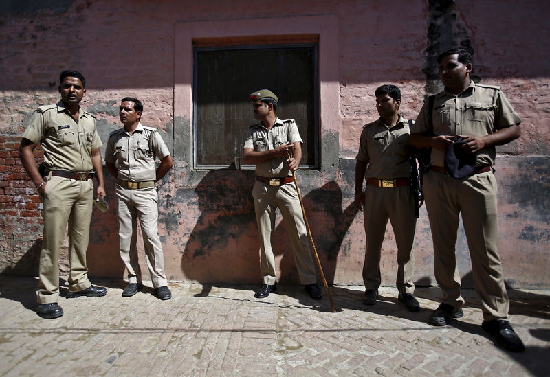 © Reuters. الشرطة: مزارعون بشمال الهند يقتلون مسلما متهما بتهريب أبقار