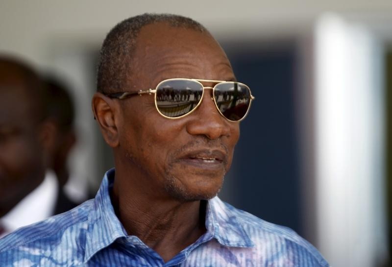 © Reuters. Guinea's outgoing president and presidential candidate Alpha Conde, leader of Rassemblement du Peuple de Guinea (RPG), attends the inauguration ceremony of the passenger harbor of Sandervalia in Conakry