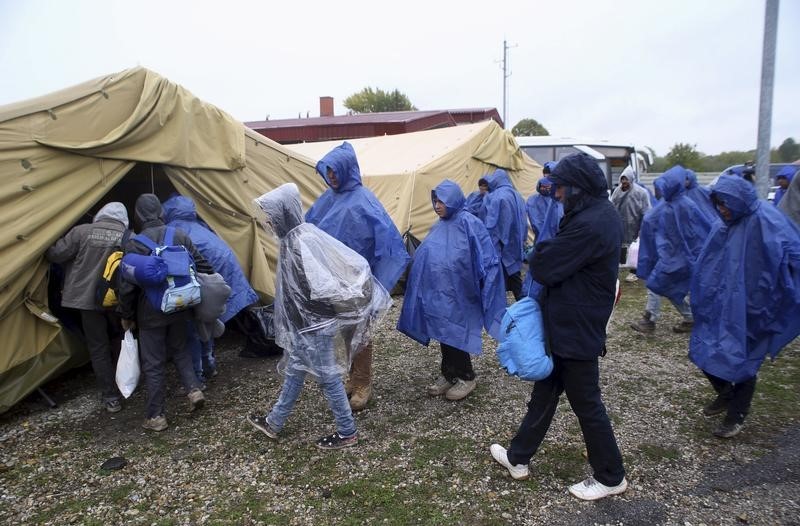 © Reuters. رئيس وزراء سلوفينيا: الجيش سيساعد الشرطة في التعامل مع تدفق اللاجئين