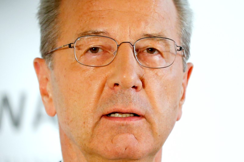 © Reuters. Former CFO and new Chairman of Volkswagen Poetsch addresses a news conference in Wolfsburg