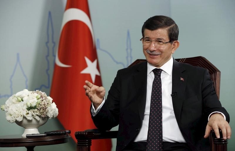 © Reuters. داود أوغلو: تركيا ستسقط أي طائرة تنتهك مجالها الجوي