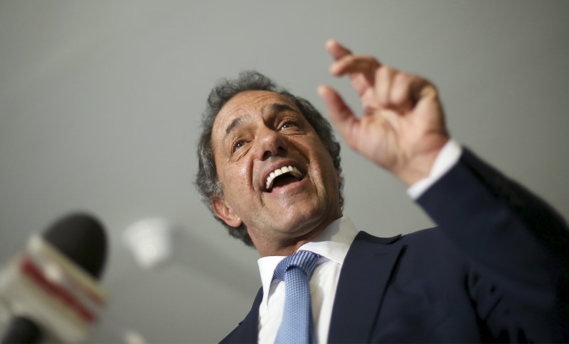 © Reuters. Scioli, Buenos Aires' province governor and presidential candidate for the Front for Victory, talks with journalists after a meeting with Brazilian President Rousseff at the Planalto Palece in Brasilia