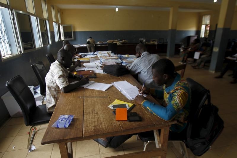 © Reuters. لجنة الانتخابات في غينيا تعلن رسميا فوز الرئيس كوندي في انتخابات الرئاسة