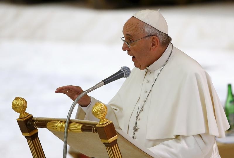 © Reuters. البابا فرنسيس: الكنيسة تحتاج الى مزيد من اللامركزية وتغيير في البابوية