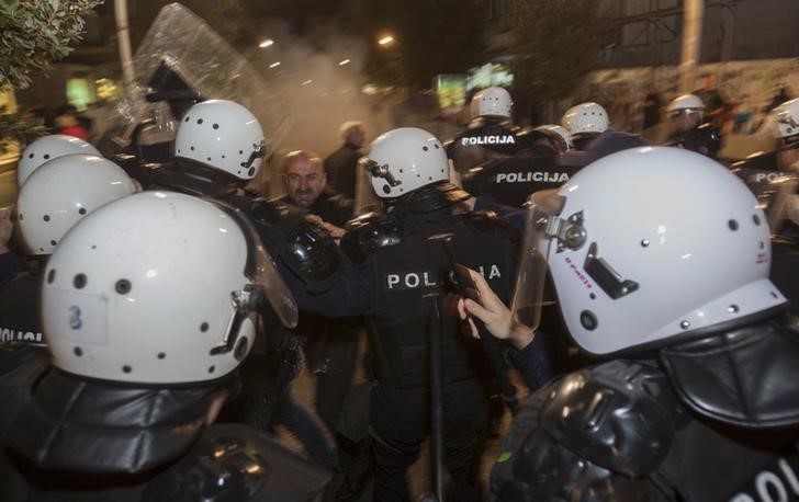 © Reuters. الشرطة في الجبل الأسود تطلق الغاز المسيل للدموع لتفريق احتجاجات مناهضة للحكومة