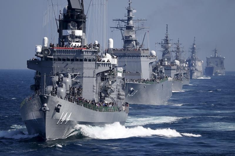 © Reuters. اليابان تستعرض قوتها البحرية