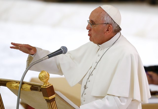 © Reuters. Francisco dice iglesia necesita mayor descentralización y cambios en el papado 